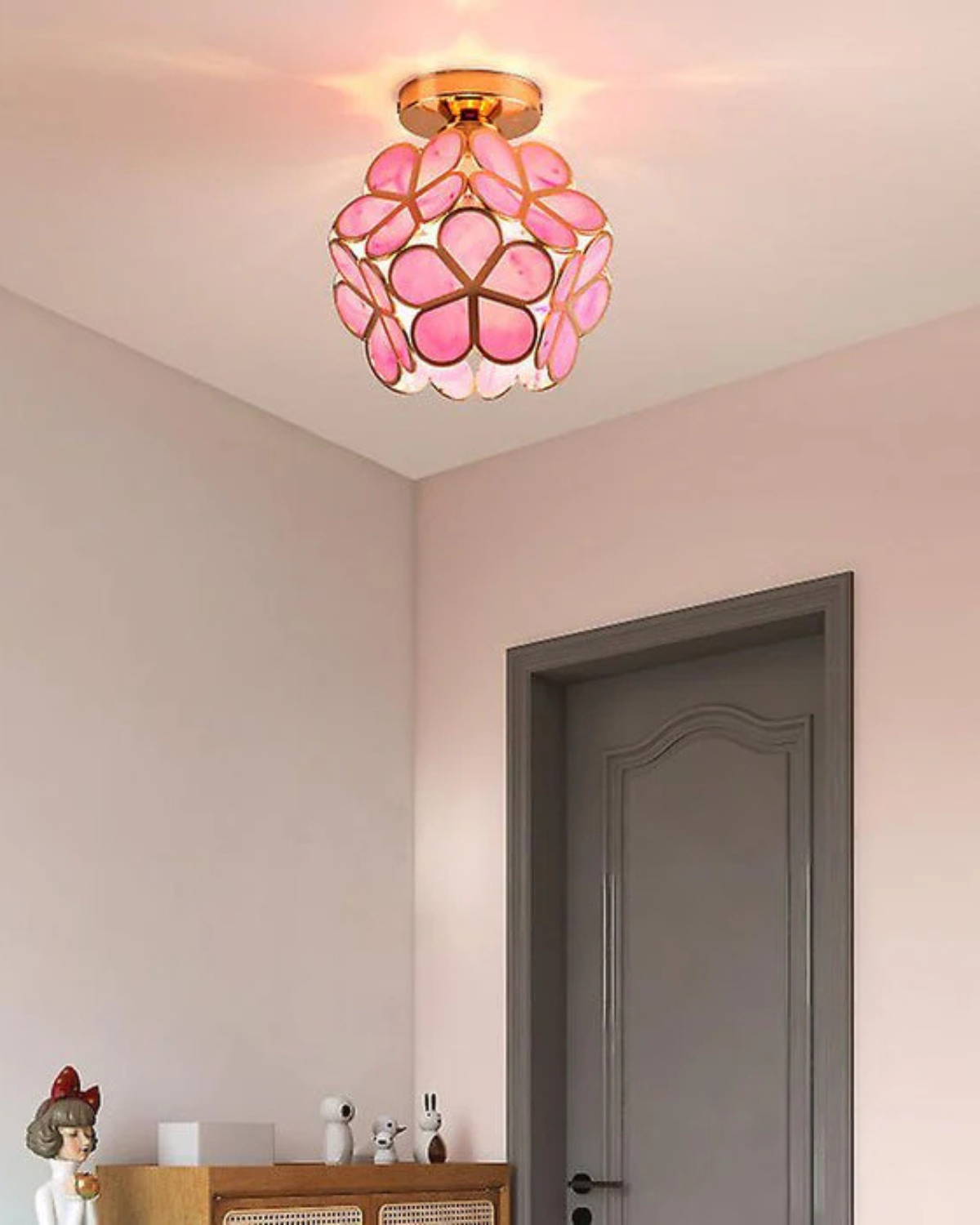 Loftlampe med blomsterdesign i stue med moderne indretning