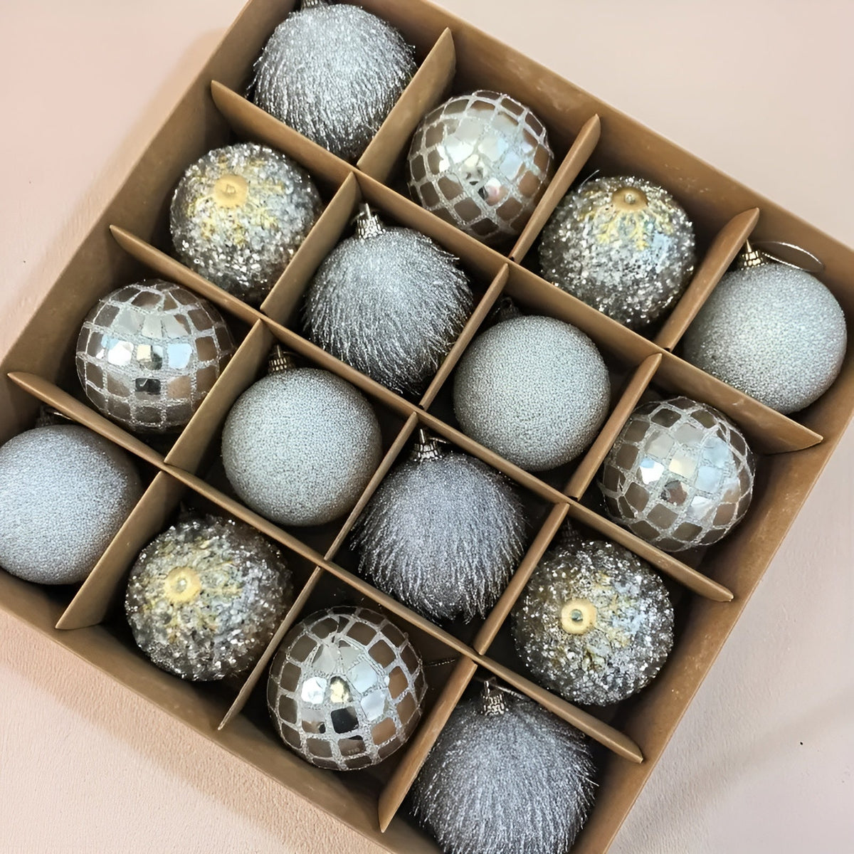 Julekuglesæt (16 stk., Ø 6 cm) – Farverige Julekugler | Perfekt Pynt til Juletræ, Stue og Have