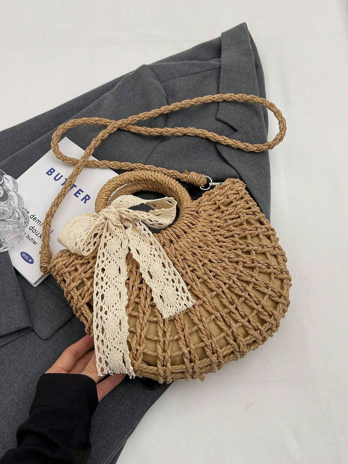 Sommertaske vist åben med rummelig indvendig plads