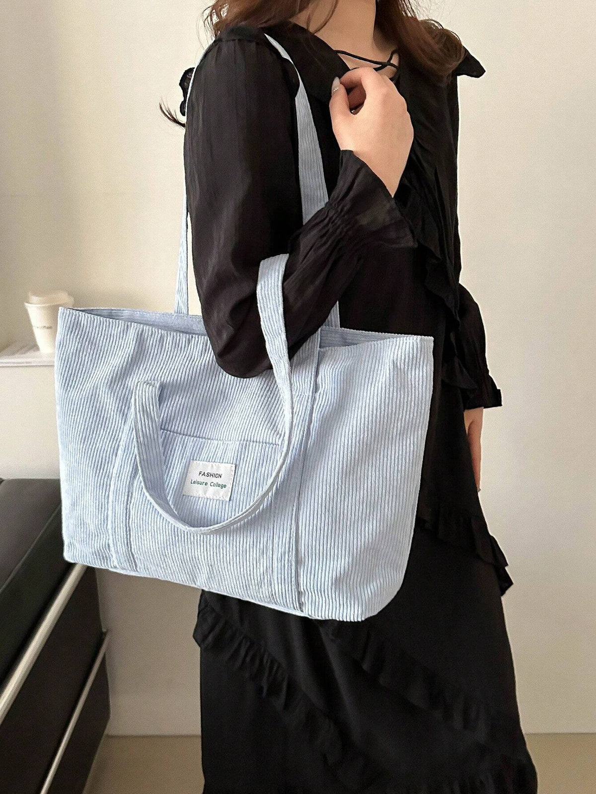 Sort stor tote bag i corduroy materiale