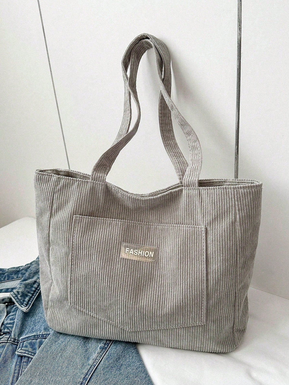 Hvid corduroy tote bag set fra siden