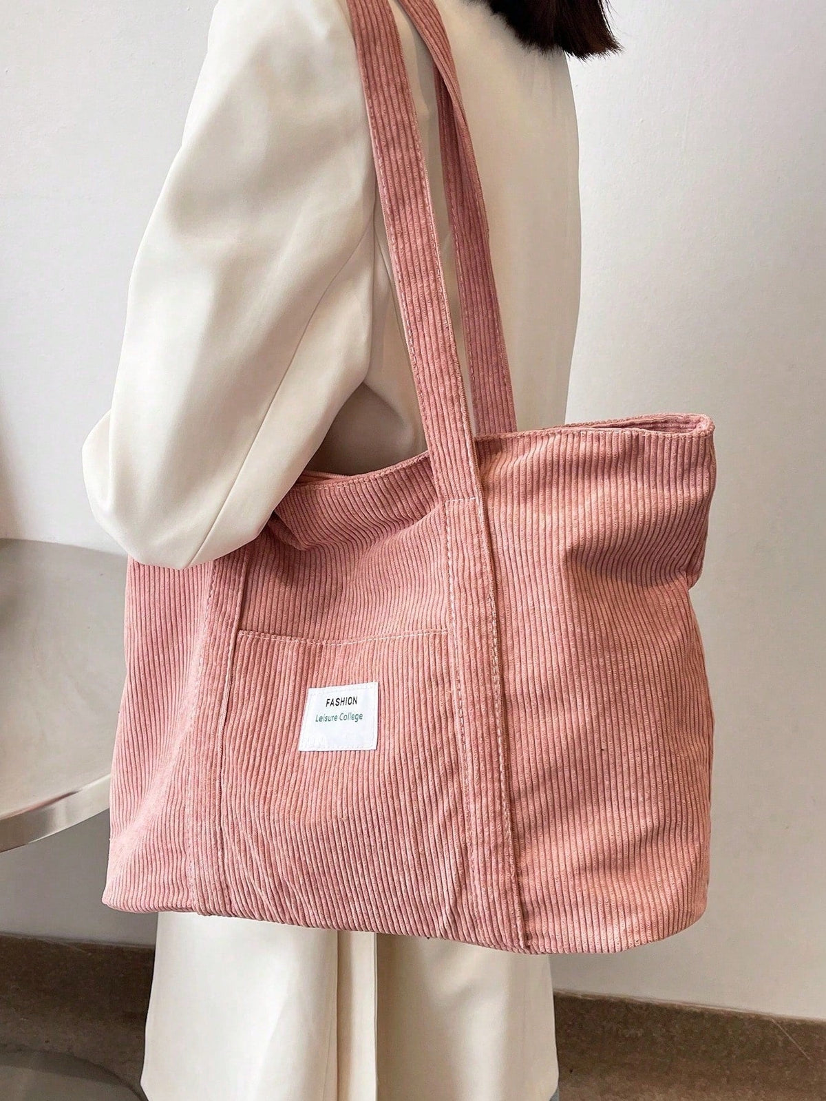 Detalje af corduroy ribstruktur på stor tote bag