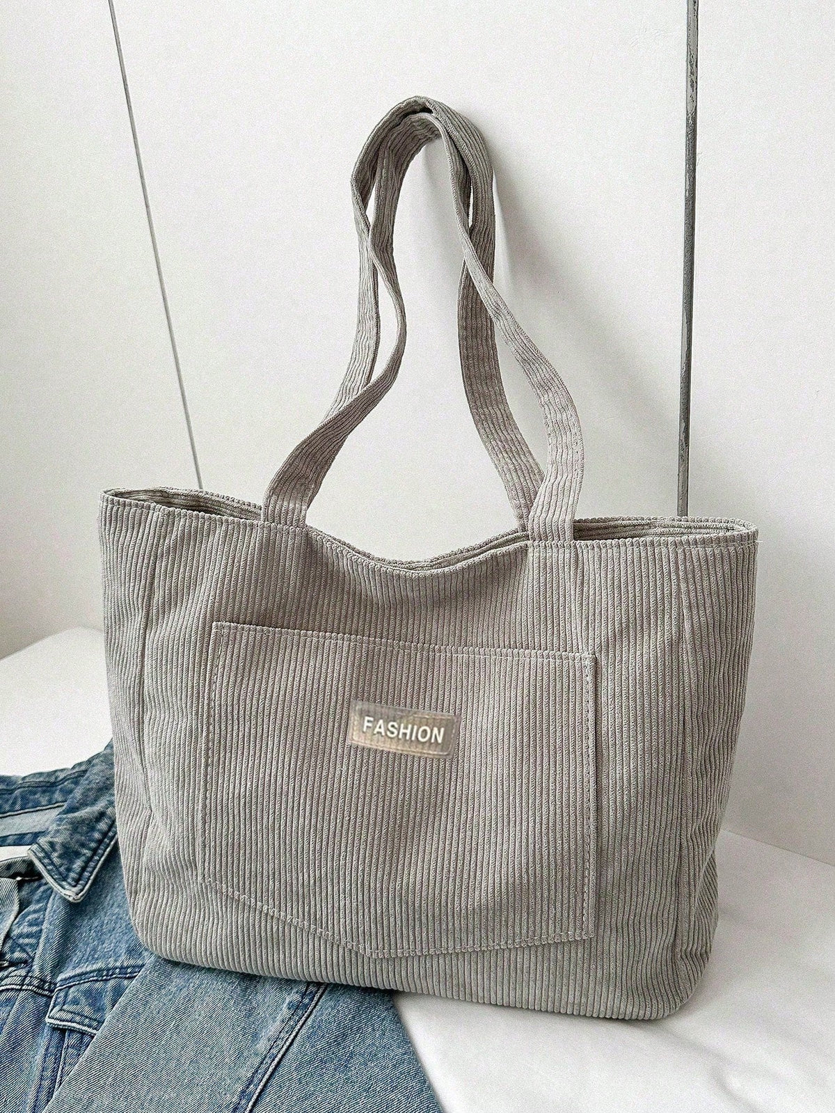 Corduroy tote bag på hvid baggrund