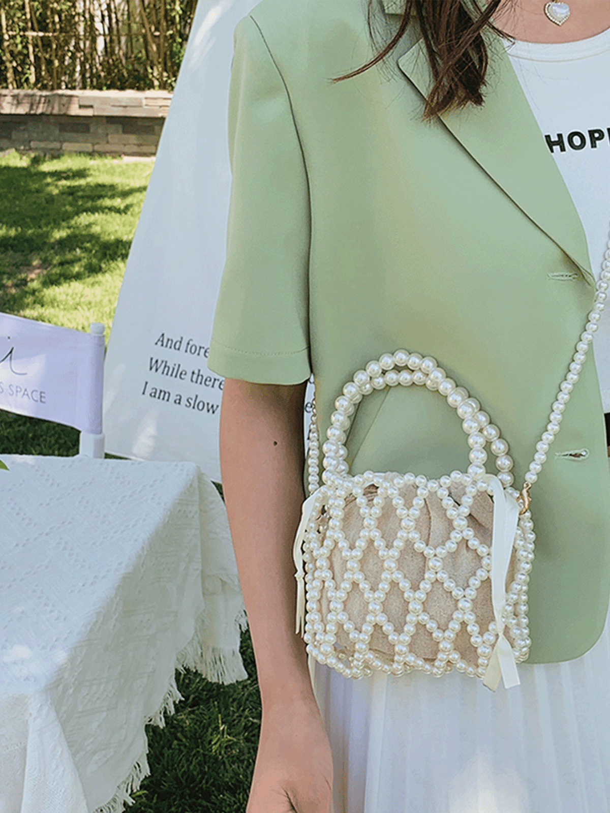 Elegant bucket bag med perlebesat overflade