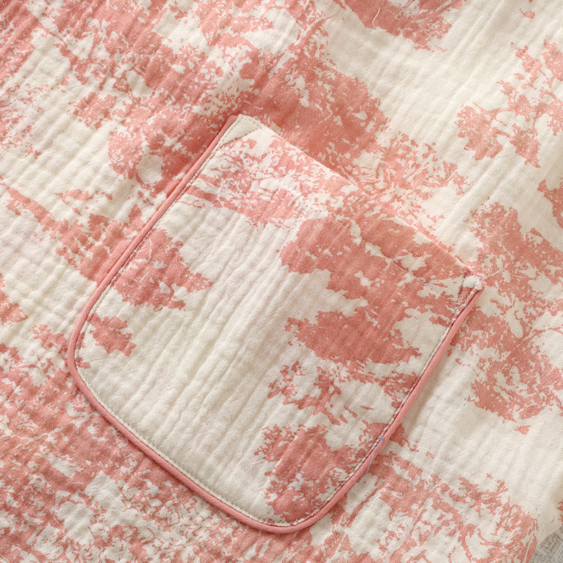 Dame iført kimono pyjamas sæt hjemme