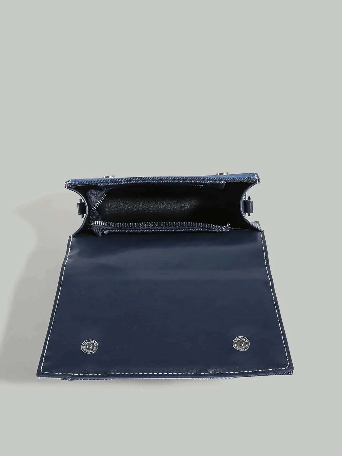 Denim crossbody taske til damer båret over skulderen