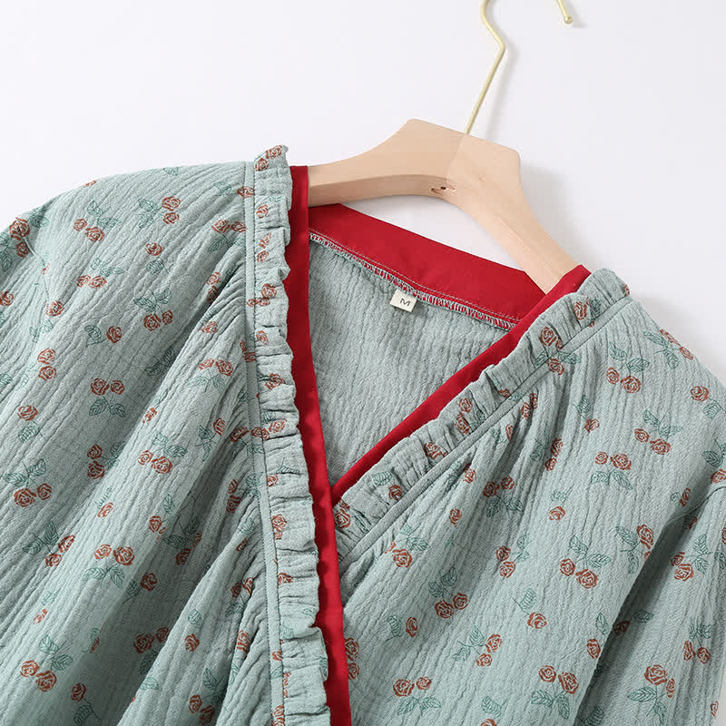 Detalje af blomsterprint på kimono pyjamas i bomuldsgaze
