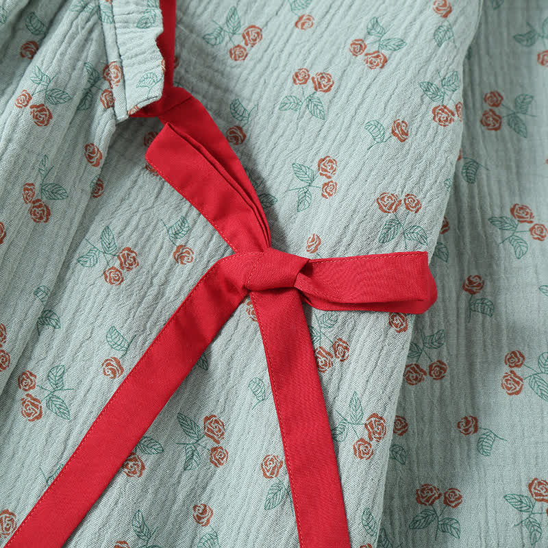 Kvinde iført kimono pyjamas i bomuld – afslappet hjemmetøj