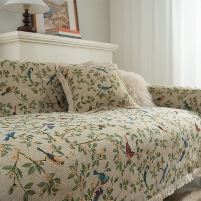Sofabetræk med blomstermønster draperet over en sofa i stuen