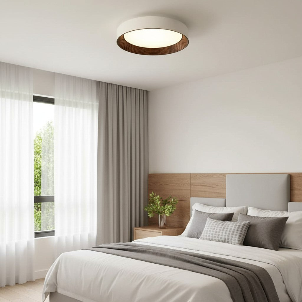 Detalje af træfinish på minimalistisk LED-loftlampe