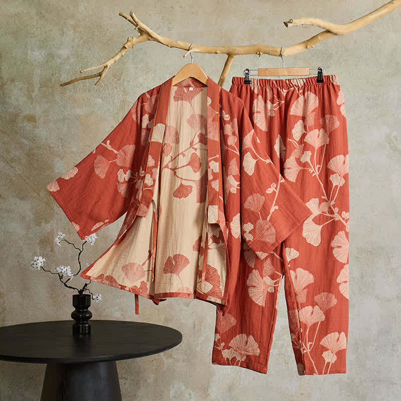 Kimono lounge-sæt i let bomuld – detalje af sidebånd og afslappet snit