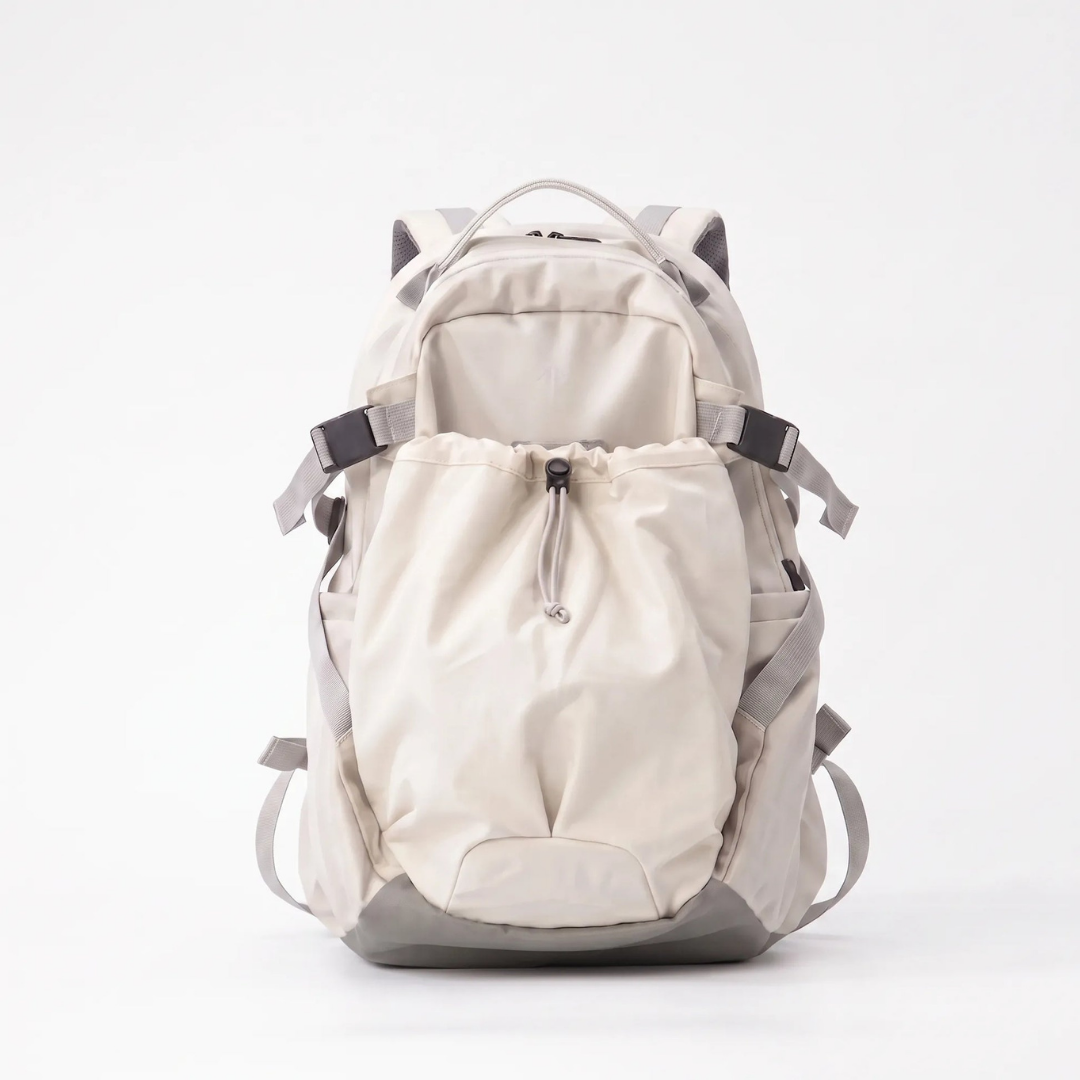 Vandrerygsæk på 30 liter i beige farve set forfra