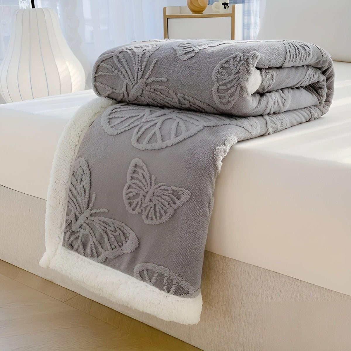 ButterflyDream Tæppe – Stilfuldt Broderet Sommerfugletæppe i Varm Fleece