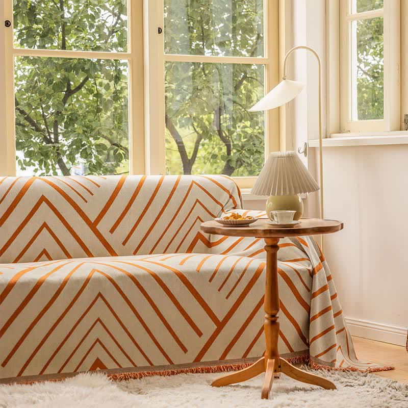 Sofabeskytter med argyle-mønster lagt over en sofa