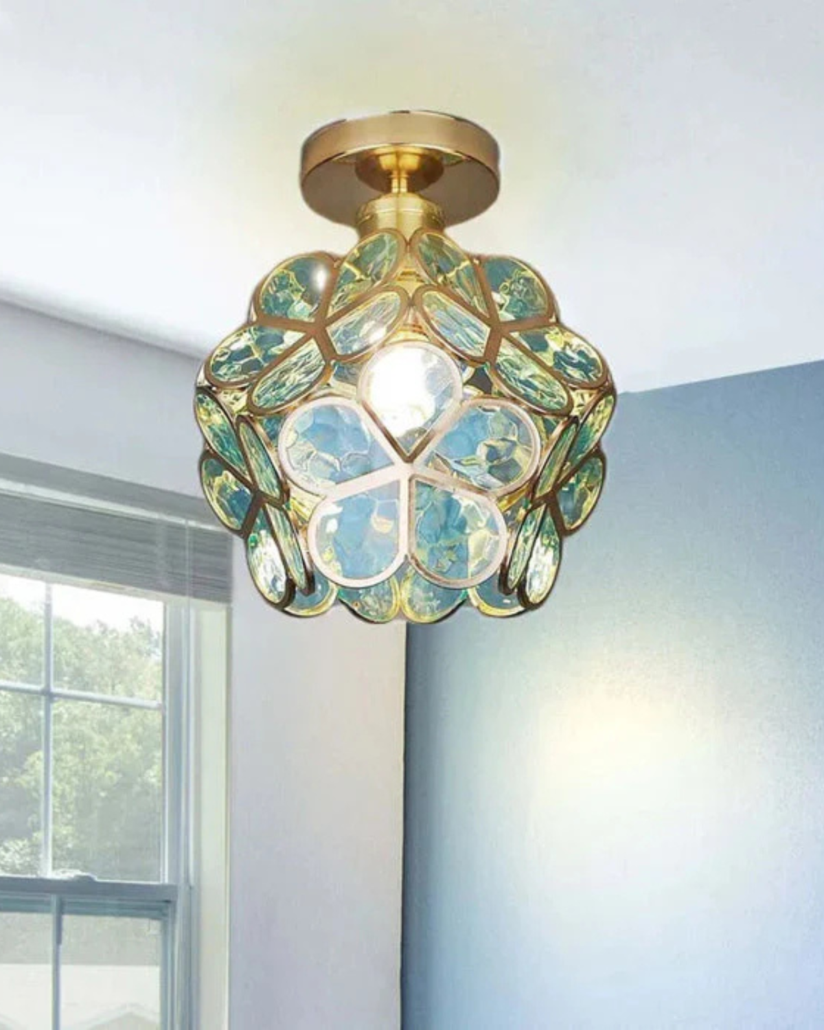 Transparent blomsterloftlampe i soveværelse med stemningslys