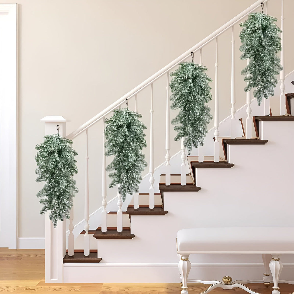 Kunstig Juleguirlande – Med Sneperler og Frosteffekt | Dekorativ Ophæng til Dør, Pejs og Trappegelænder