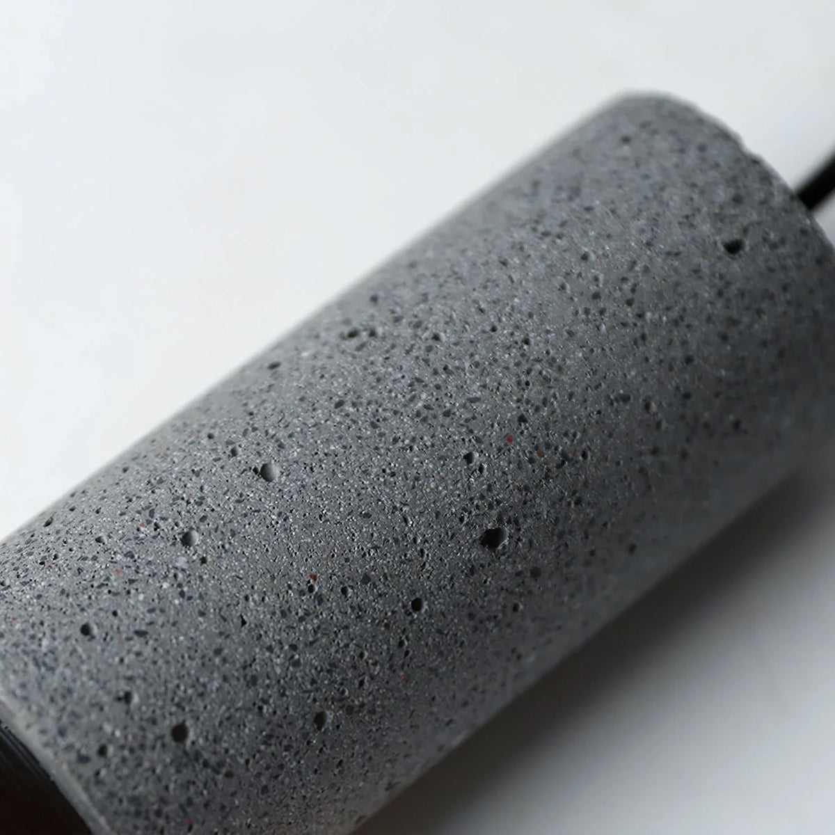 Akselund Pendellampe – Nordisk Vintage Loftlampe i Cement og Metal - Lioren
