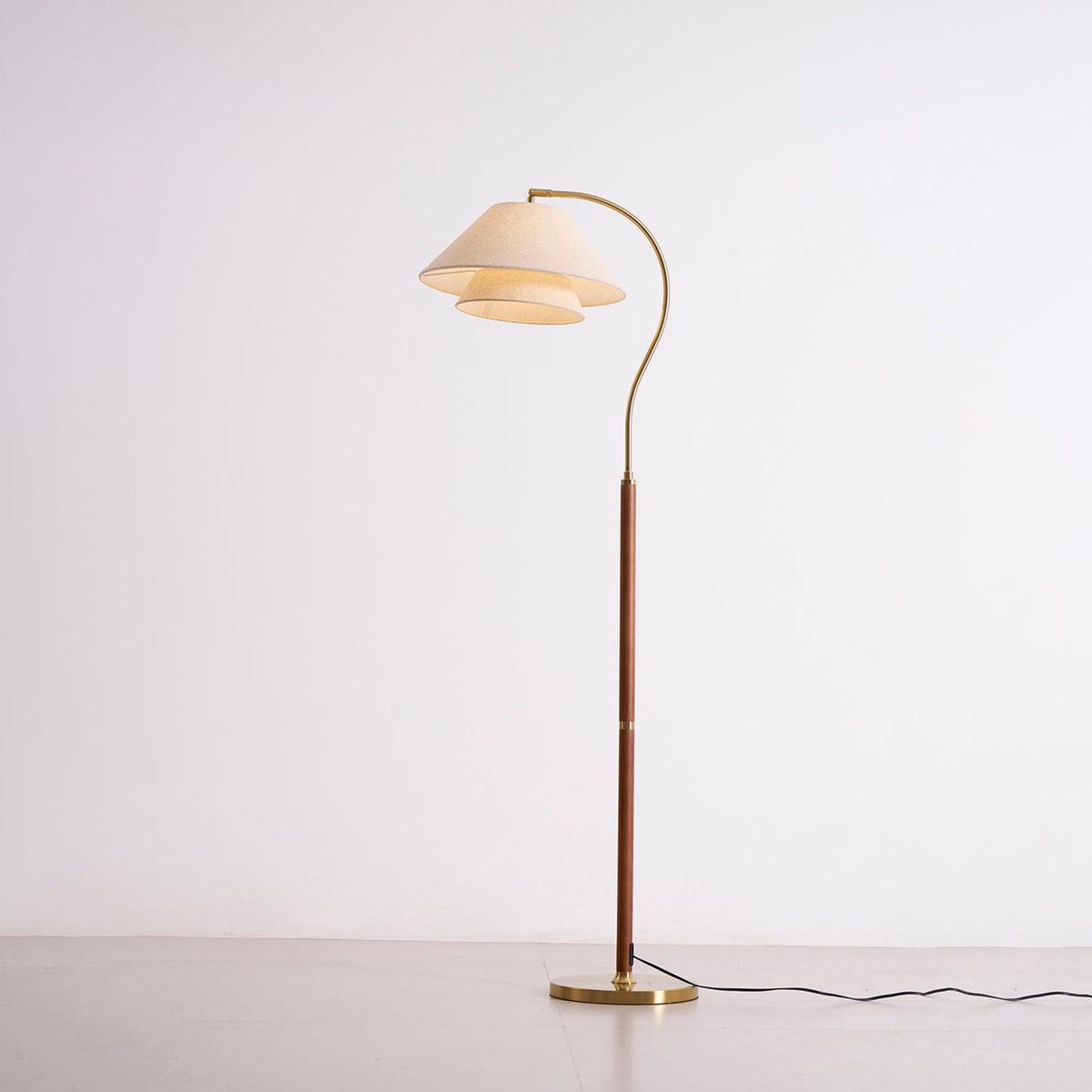 Gulvlampe med EU-stik og ledning synlig