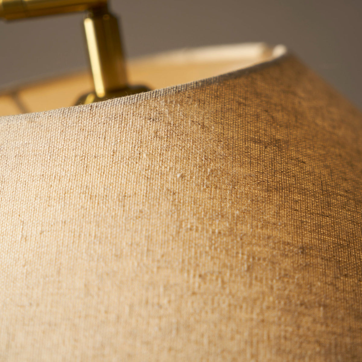 Produktfoto af gulvlampe mod hvid baggrund