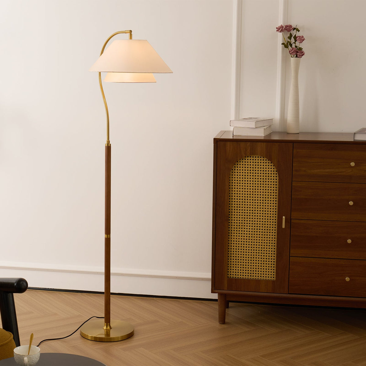 Gulvlampe ved siden af seng i minimalistisk soveværelse