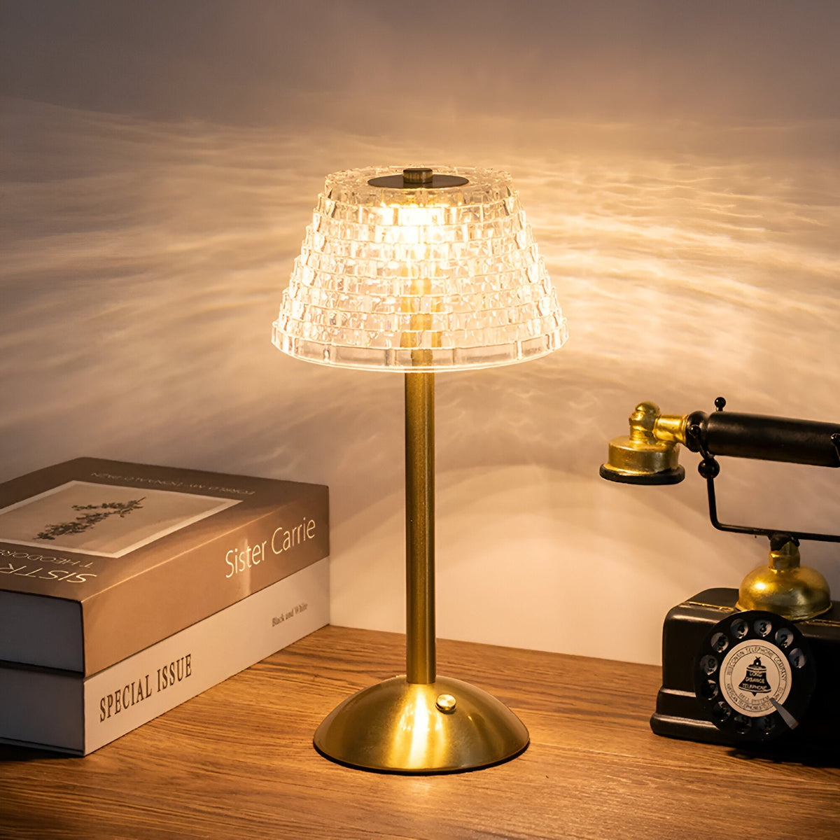 Trådløs vintage bordlampe med glasskærm og metalfod – stemningslys til stuen