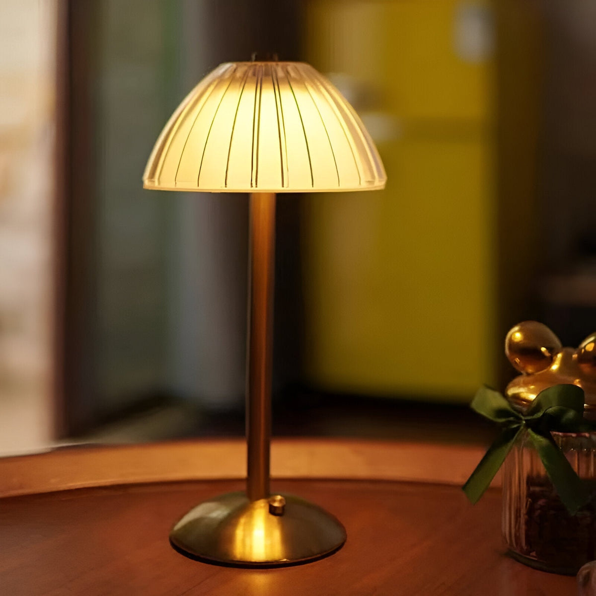 Nærbillede af glasskærm på trådløs vintage bordlampe