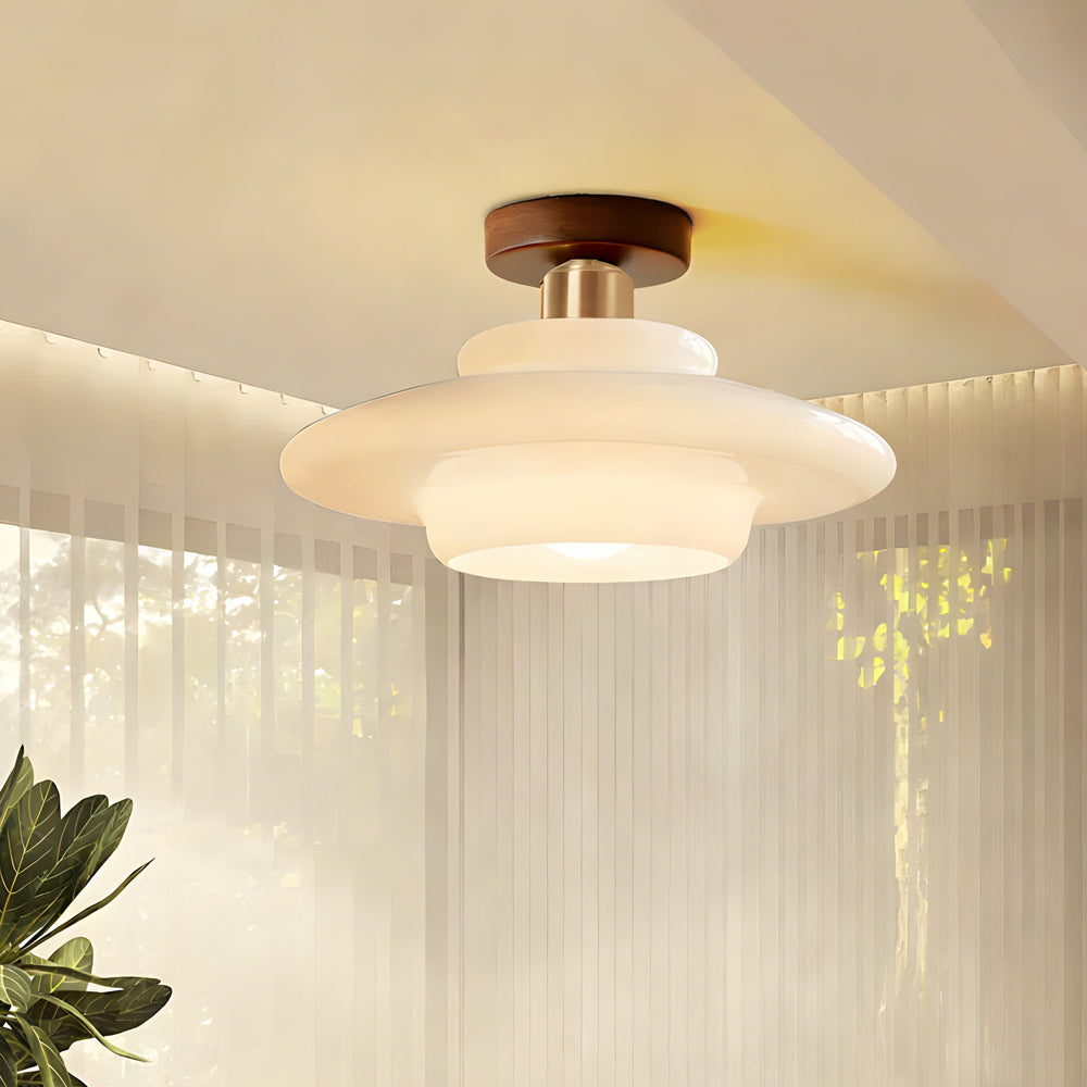 Loftlampe tændt – varmt hvidt lys uden flimren