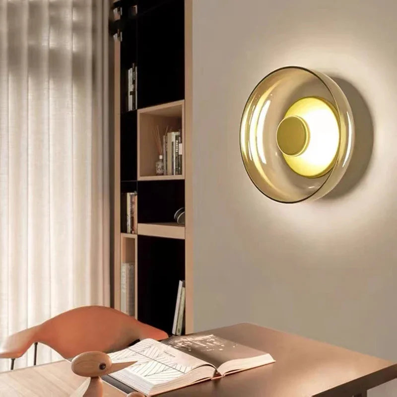 Moderne LED væglampe i glas, Svala, i grå og guld finish til soveværelse og stue – billede 5