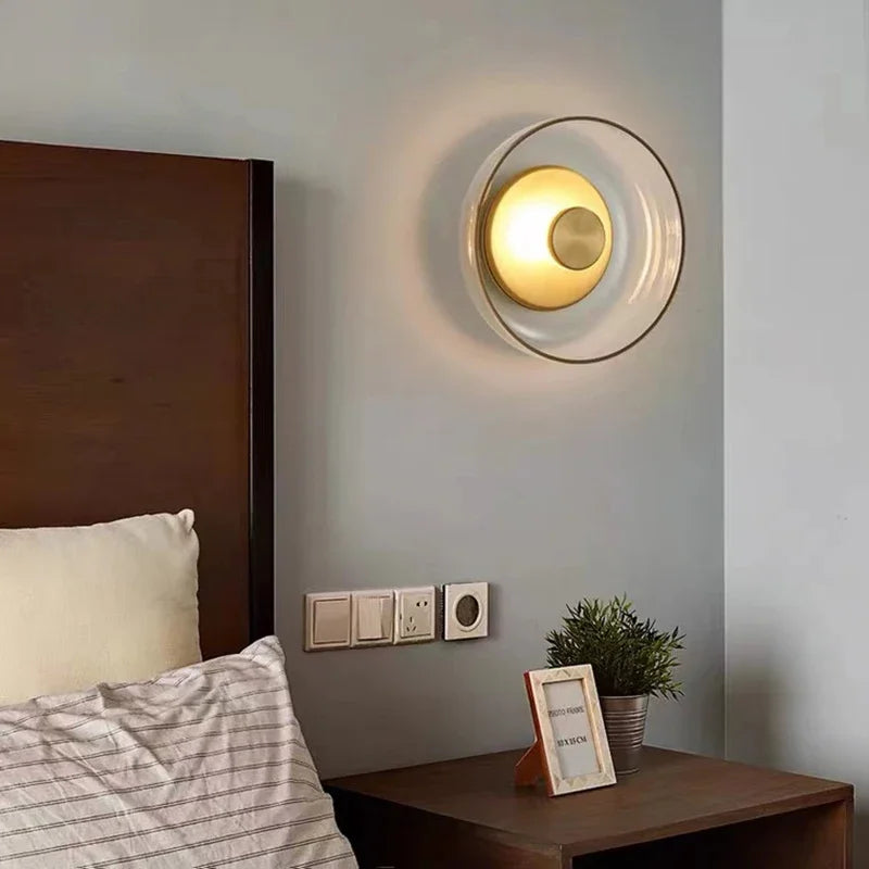 Moderne LED væglampe i glas, Svala, i grå og guld finish til soveværelse og stue – billede 6
