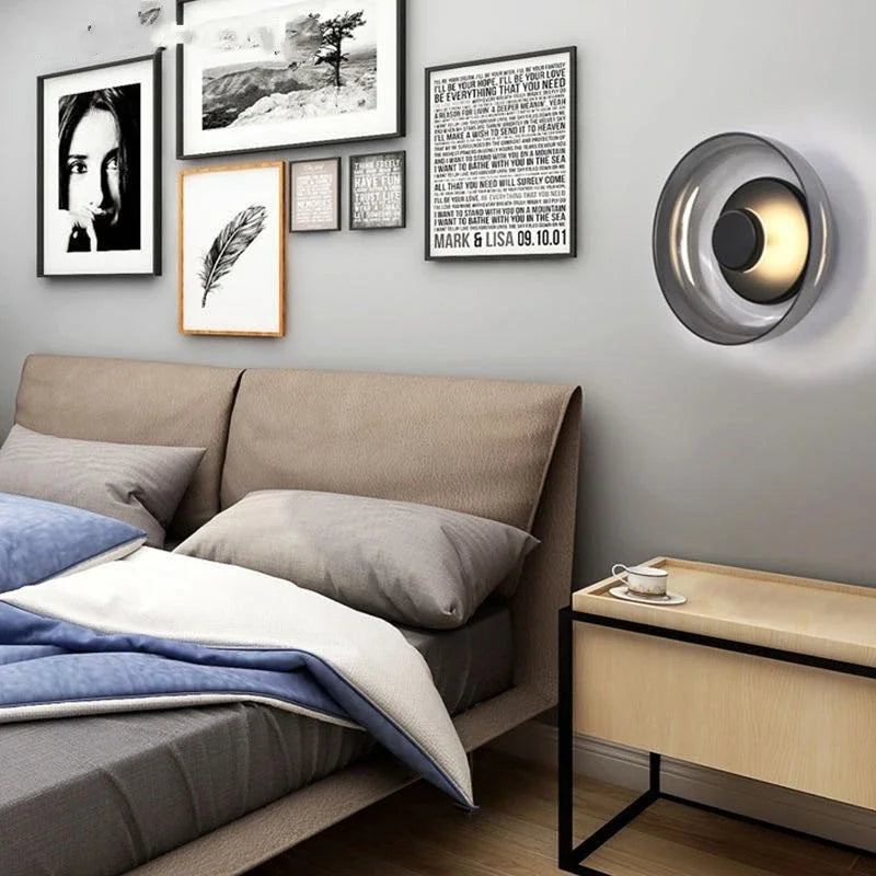Moderne LED væglampe i glas, Svala, i grå og guld finish til soveværelse og stue – billede 7