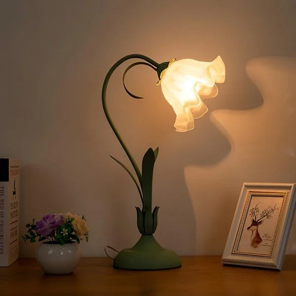 Bordlampe tændt og slukket – sammenligning af lyseffekt