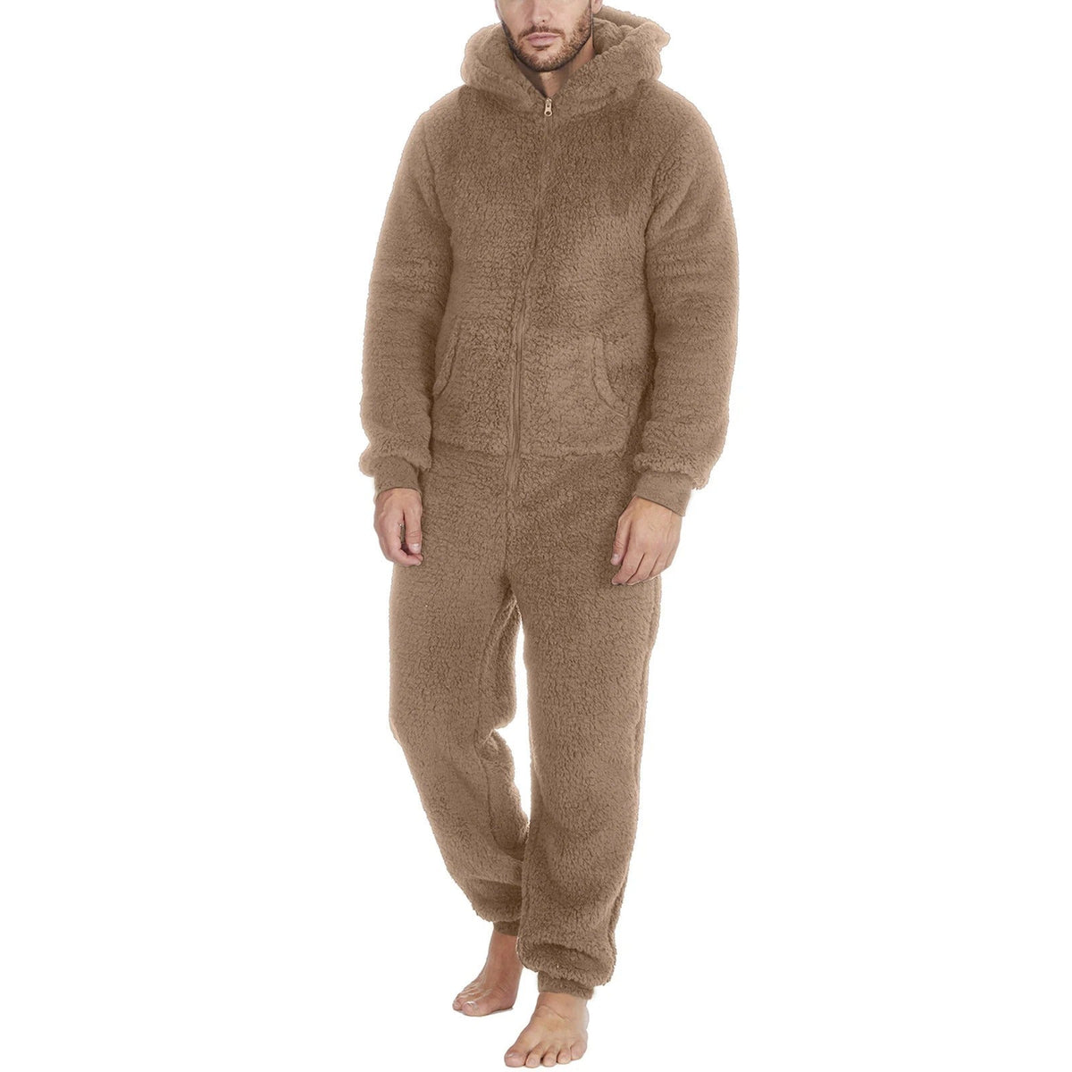Mand i blød teddy onesie med hætte - afslappet hjemmetøj