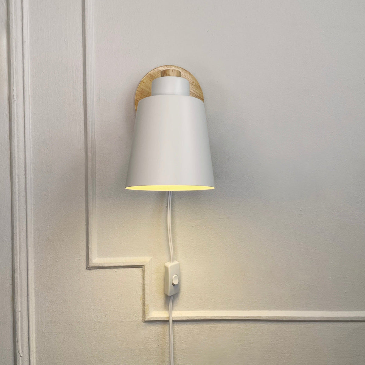 Væglampe set fra bagsiden med monteringsbeslag