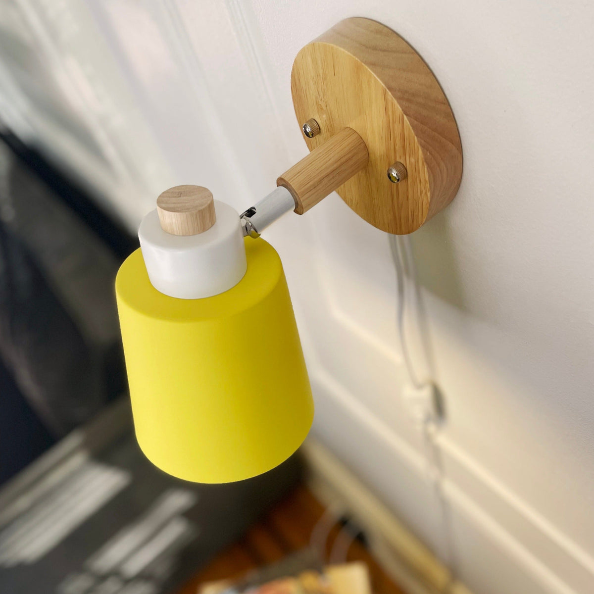 Væglampe set fra siden med justerbar skærm