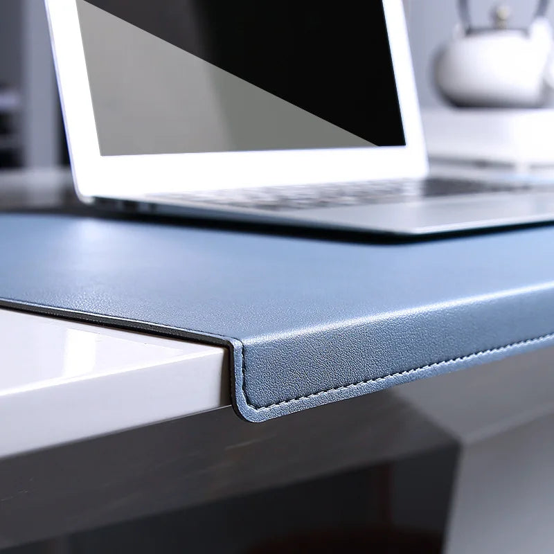 Ergonomisk skrivebordsunderlag i kunstlæder med håndledsstøtte – set forfra