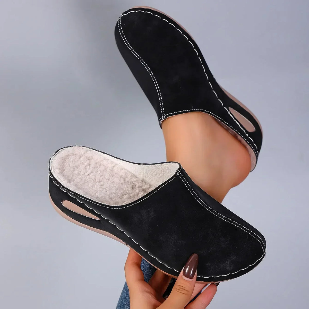 Hjemmesko i slip-on-design med rund lukket tå set fra siden