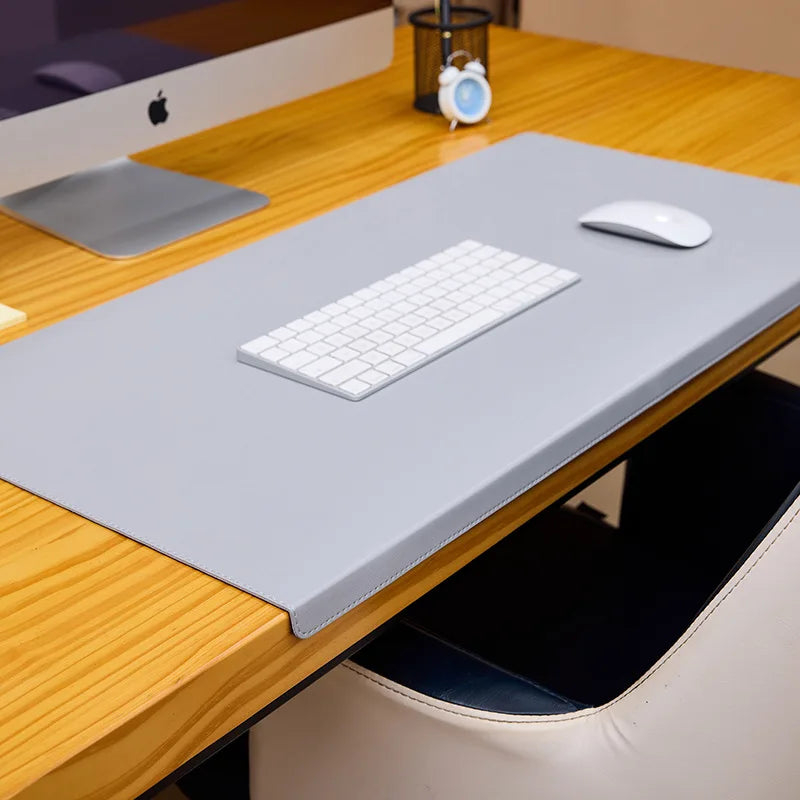 Brun kunstlæder deskpad med notebook og kaffe på skrivebord