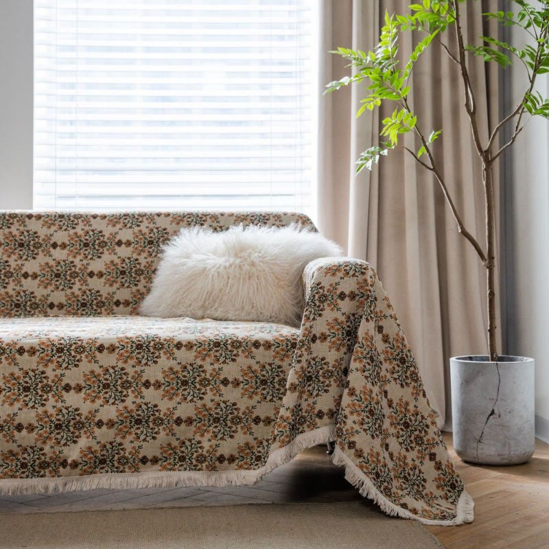 Sofabetræk med jacquardvævet blomstermønster og kvastekanter – beige