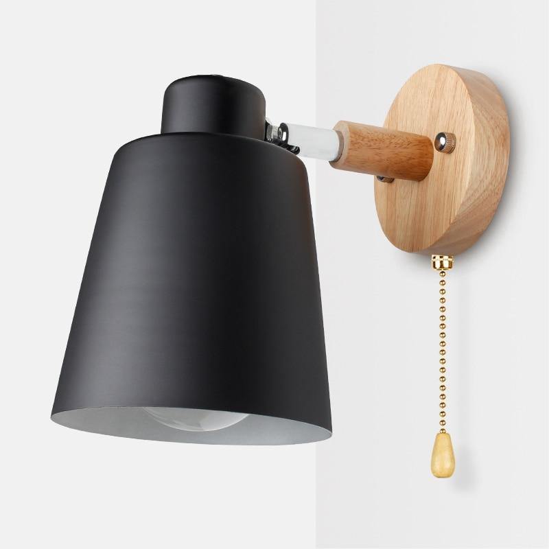 Væglampe tændt med 3000K varmt lys i stue-miljø