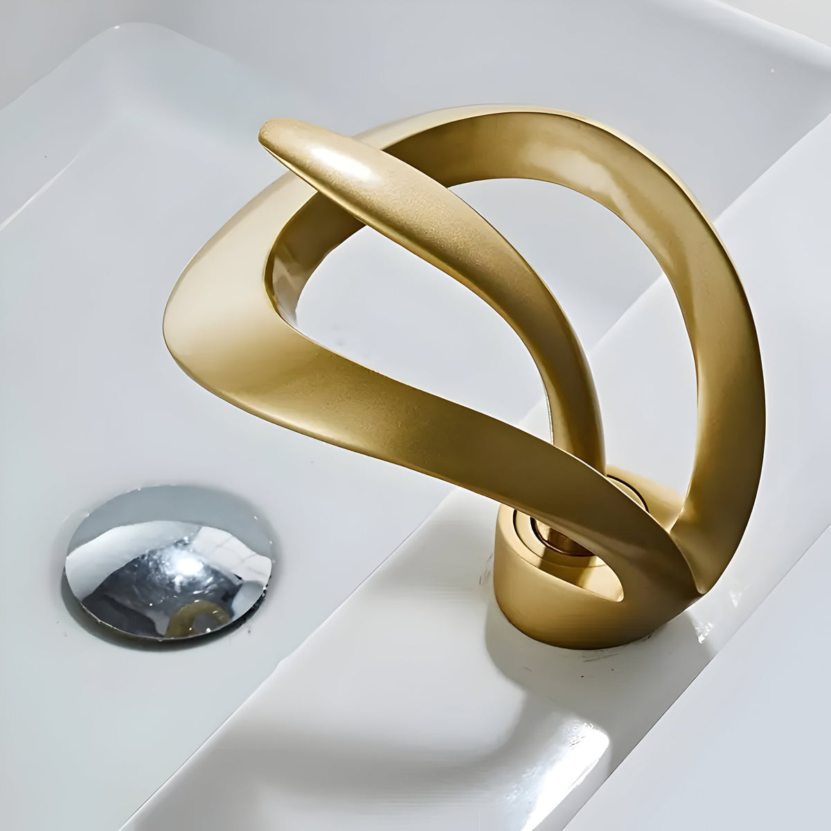 Badeværelseshane med enkeltgreb i stilrent design