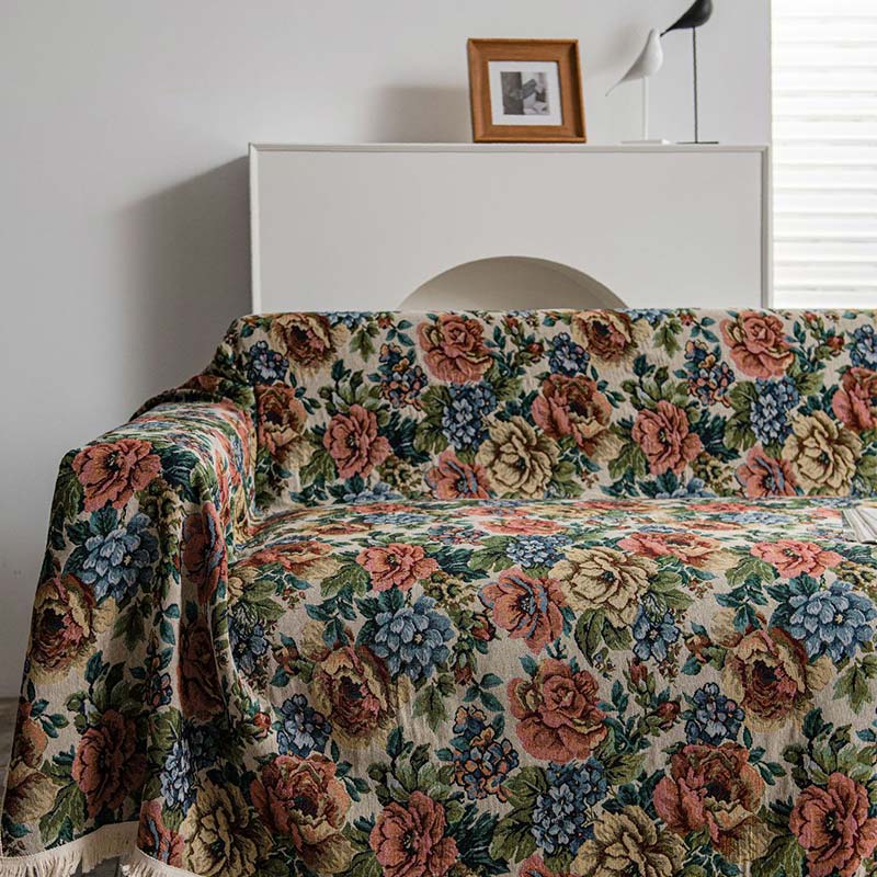 Sofacover med rosenprint set fra siden