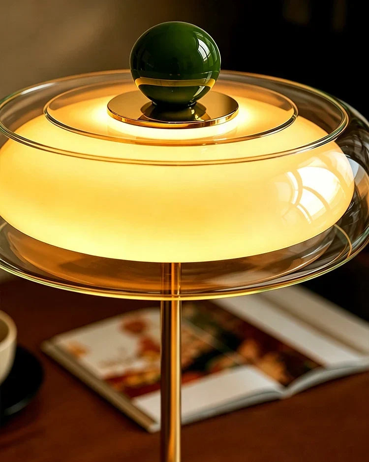 Blå genopladelig glasbordslampe tændt med blødt diffust lys