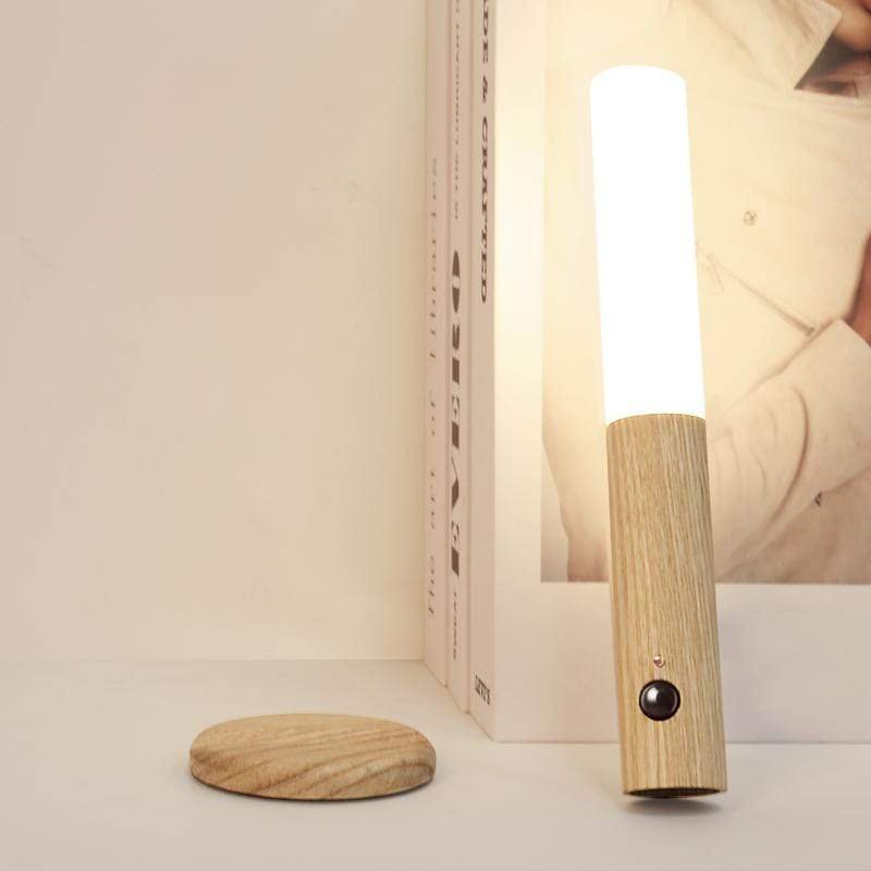 Minimalistisk bevægelsessensorlampe i fyrretræ med magnetisk base