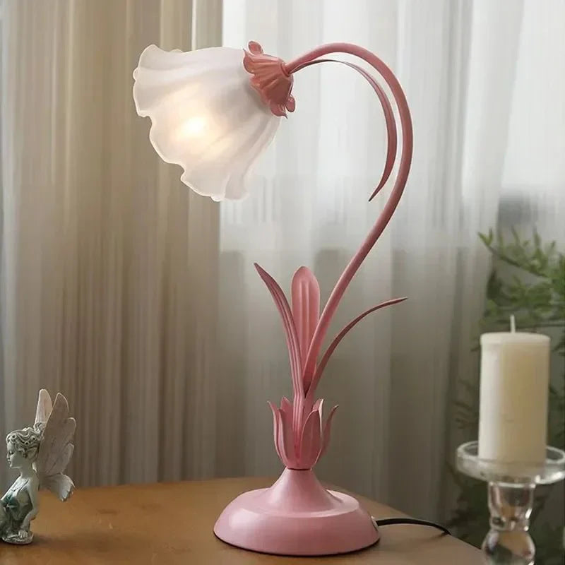 Pink blomst bordlampe i metal og akryl