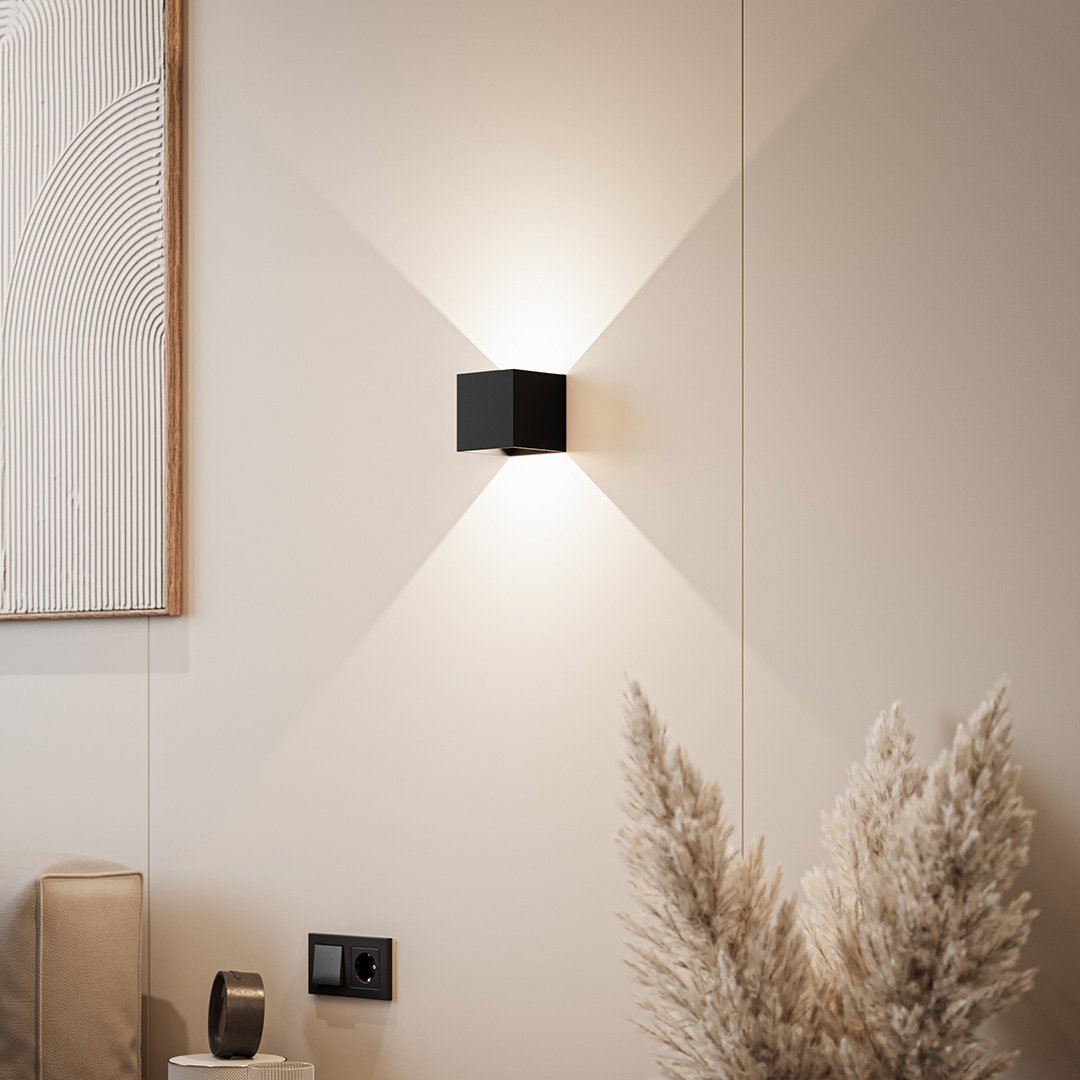 LED væglampe med justerbare lyslameller i sort aluminium