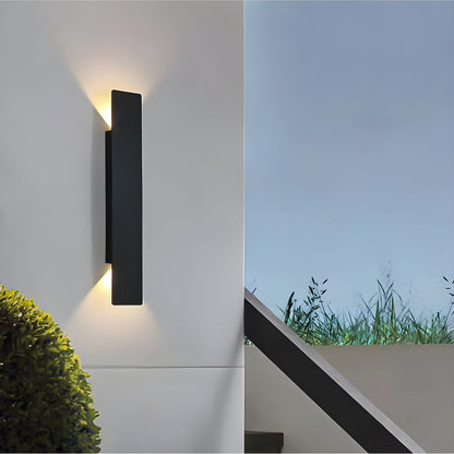 Elegant Weather-Resistant LED Wall Light for Outdoor Spaces - Lioren