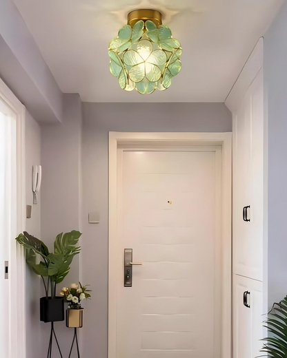 Loftlampe med acrylblomster og gyldent stel i klassisk indretning