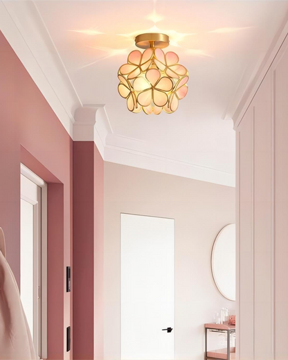 Grøn blomsterloftlampe i soveværelse – stemningsbillede
