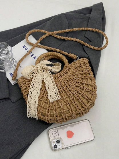 Strandtaske i naturfiber båret over skulderen