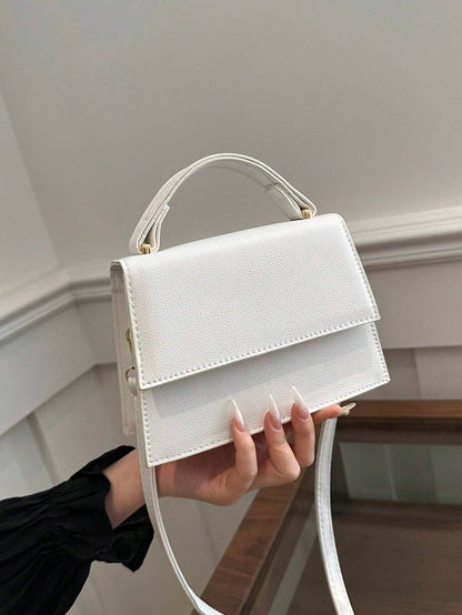 Lille crossbody taske i hvid med flip-lukning og justerbar rem